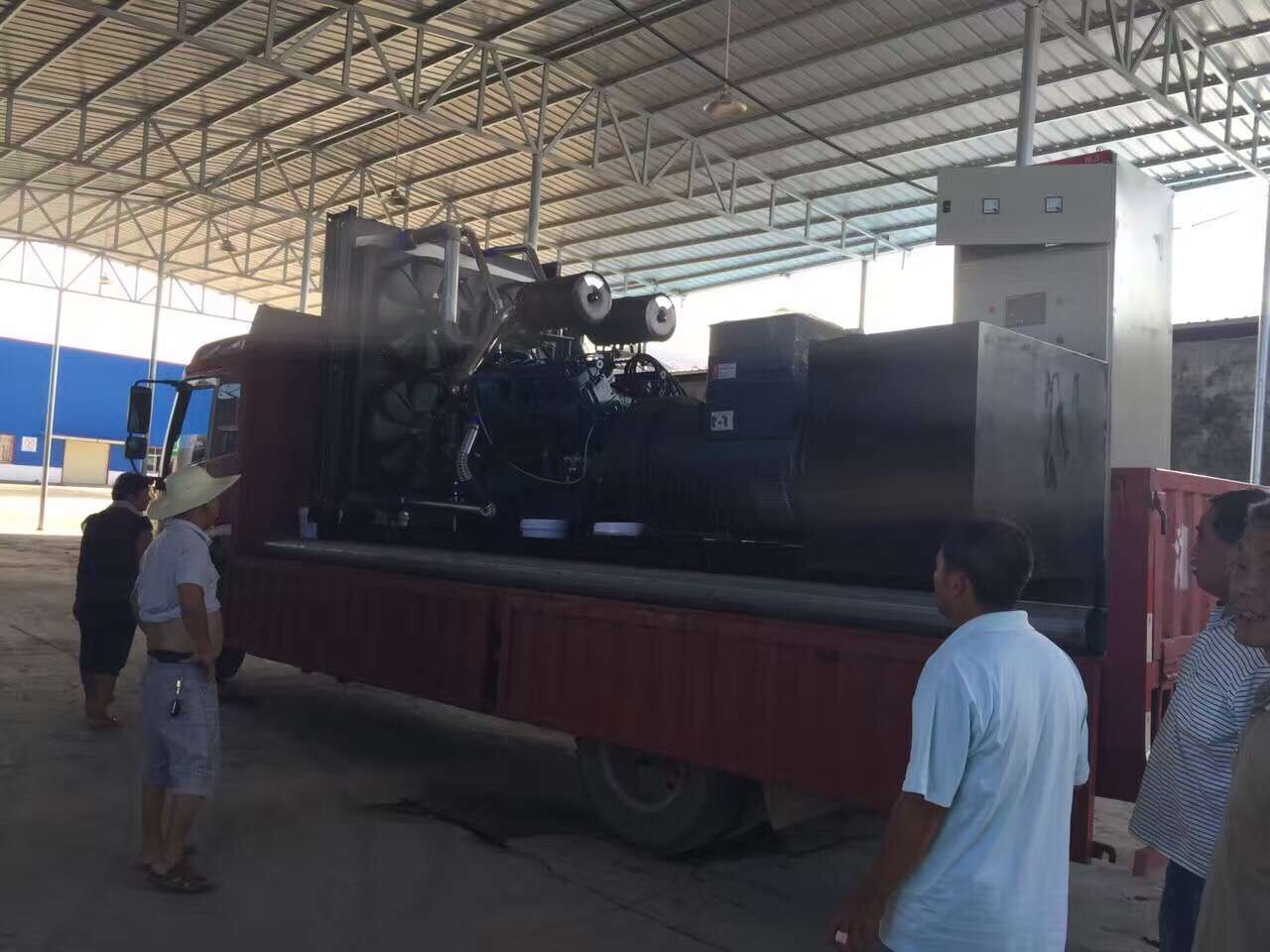 明邦工作人員在永州東安進(jìn)行900kw康明斯發(fā)電機(jī)安裝調(diào)試