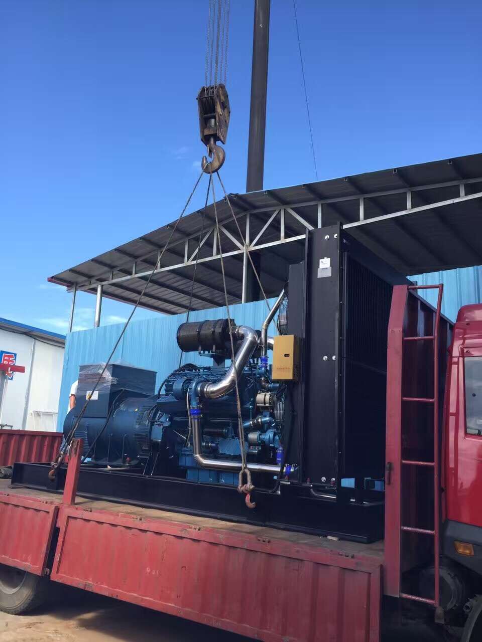 明邦工作人員在永州東安進(jìn)行900kw康明斯發(fā)電機(jī)安裝調(diào)試3